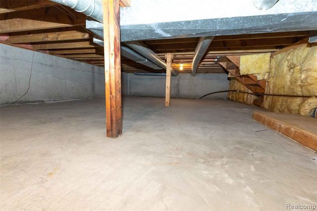5685 S Aylesbury Drive, Waterford, MI 48327