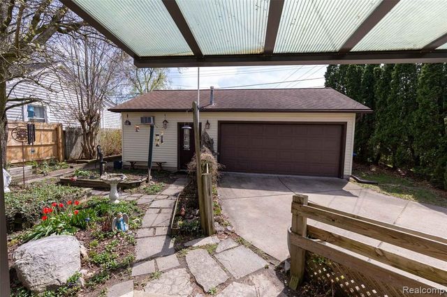 5685 S Aylesbury Drive, Waterford, MI 48327