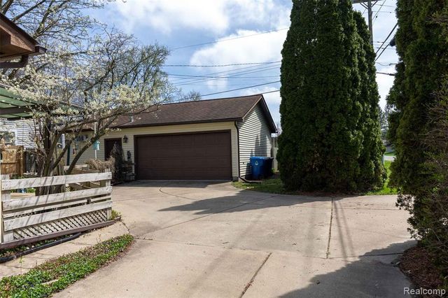 5685 S Aylesbury Drive, Waterford, MI 48327