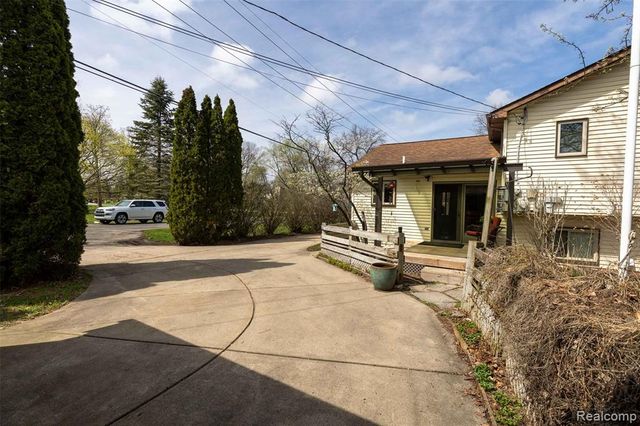 5685 S Aylesbury Drive, Waterford, MI 48327