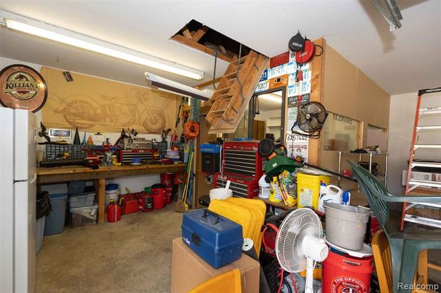 5685 S Aylesbury Drive, Waterford, MI 48327