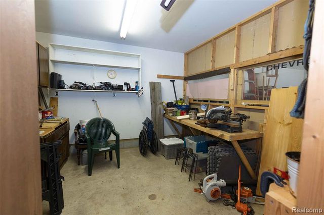 5685 S Aylesbury Drive, Waterford, MI 48327