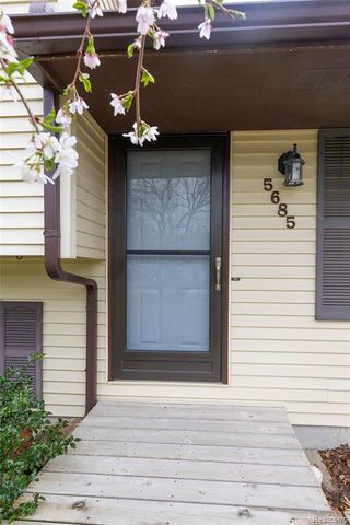 5685 S Aylesbury Drive, Waterford, MI 48327