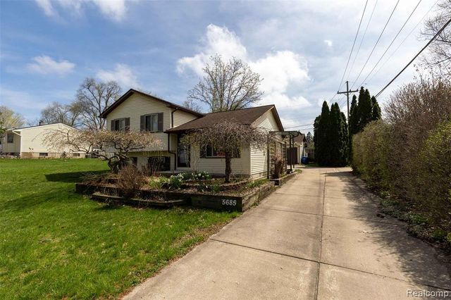 5685 S Aylesbury Drive, Waterford, MI 48327