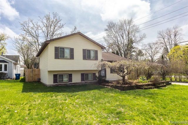 5685 S Aylesbury Drive, Waterford, MI 48327