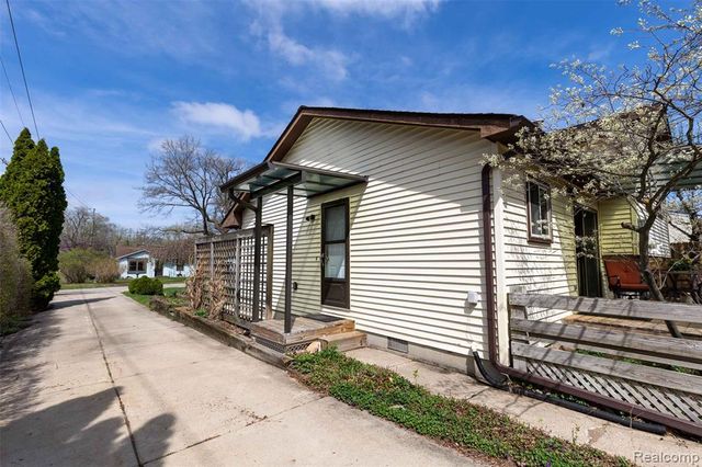 5685 S Aylesbury Drive, Waterford, MI 48327
