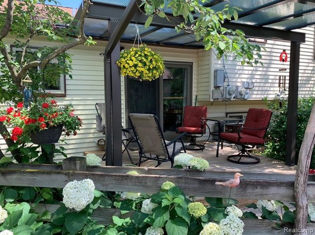 5685 S Aylesbury Drive, Waterford, MI 48327