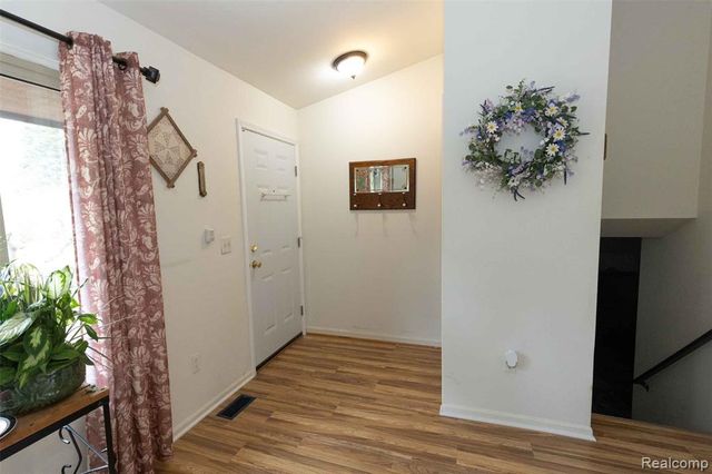 5685 S Aylesbury Drive, Waterford, MI 48327