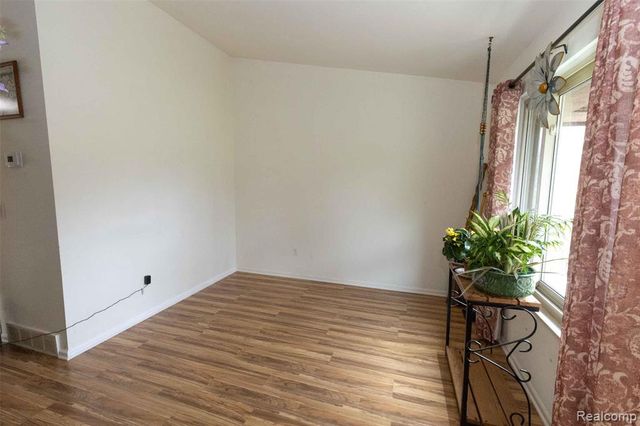 5685 S Aylesbury Drive, Waterford, MI 48327