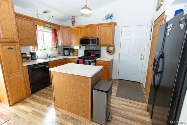 5685 S Aylesbury Drive, Waterford, MI 48327