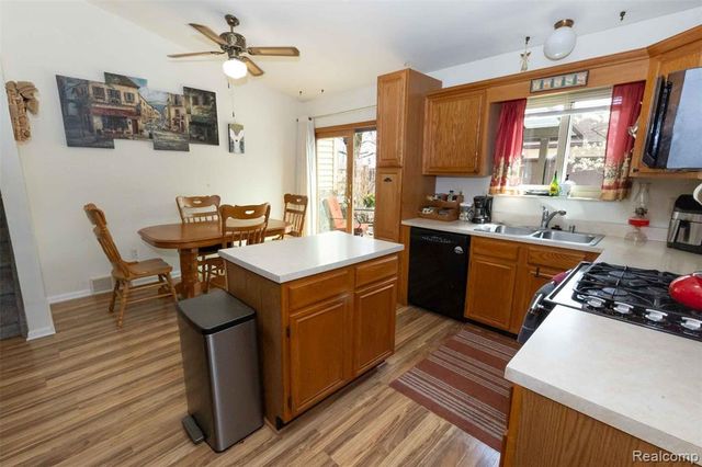 5685 S Aylesbury Drive, Waterford, MI 48327