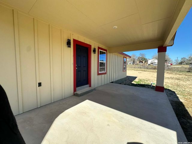 618 Cr 124, Floresville, TX 78114