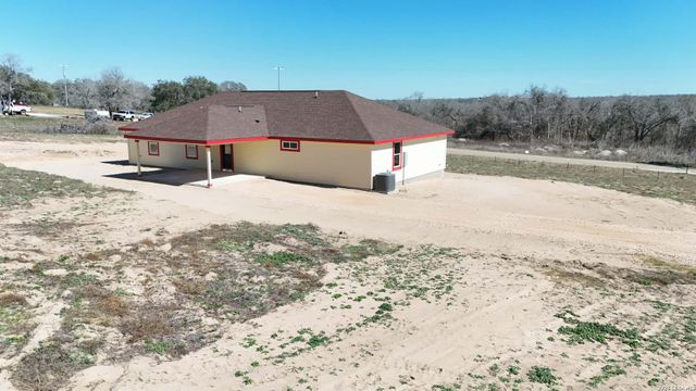 618 Cr 124, Floresville, TX 78114