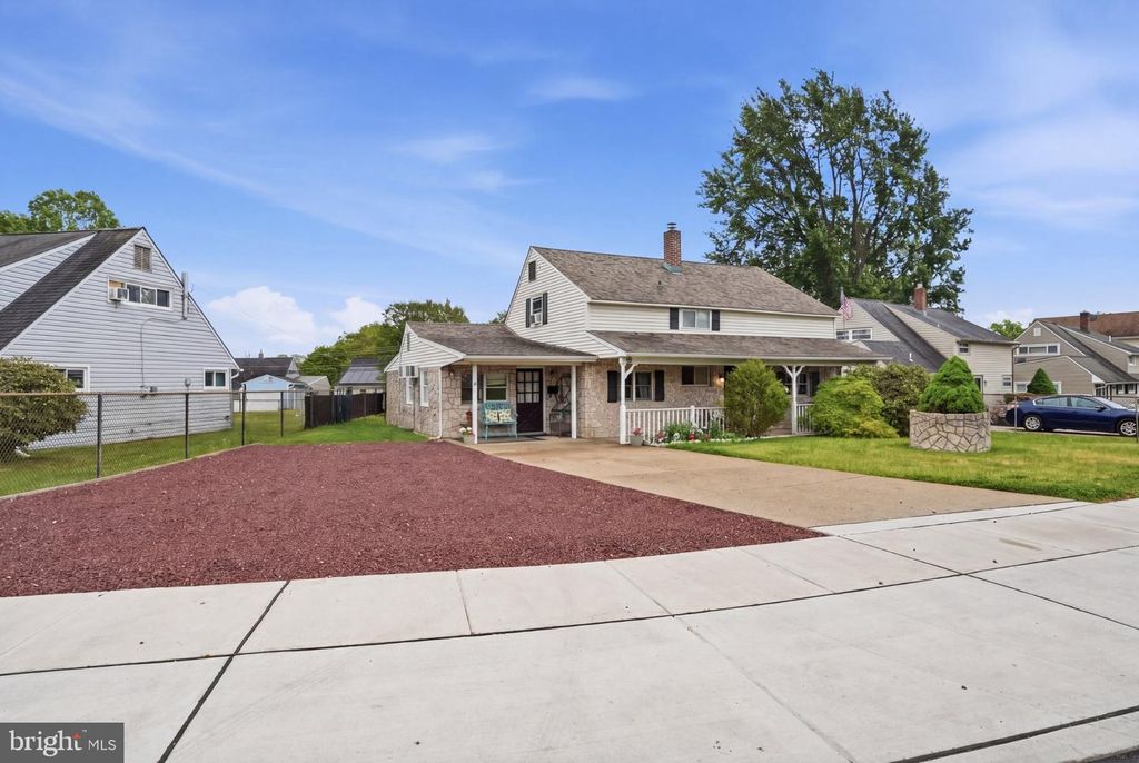 22 INBROOK RD, Levittown, PA 19057