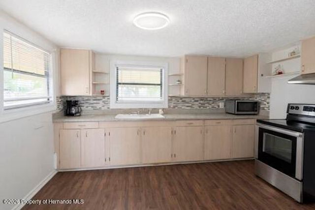 2806 Park Drive, Tampa, FL 33619