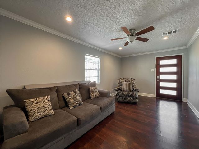 7966 Bonaire Street, Houston, TX 77028