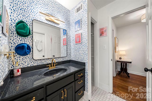 1206 Hollow Tree Court, Charlotte, NC 28226