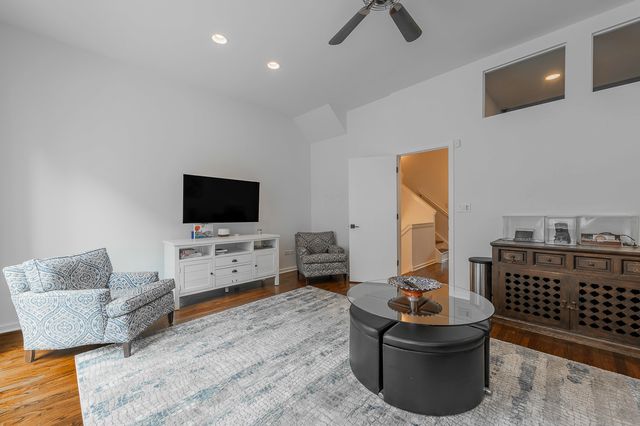 419 W GRAND Avenue G, Chicago, IL 60654