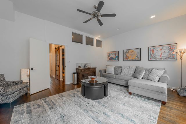 419 W GRAND Avenue G, Chicago, IL 60654