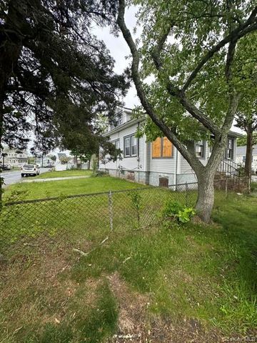 17 Mound Street, Lindenhurst, NY 11757