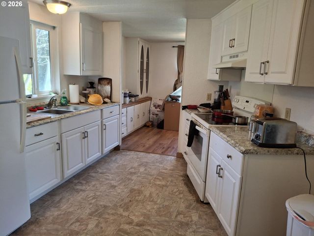 69127 WILDWOOD Rd 46, North Bend, OR 97459