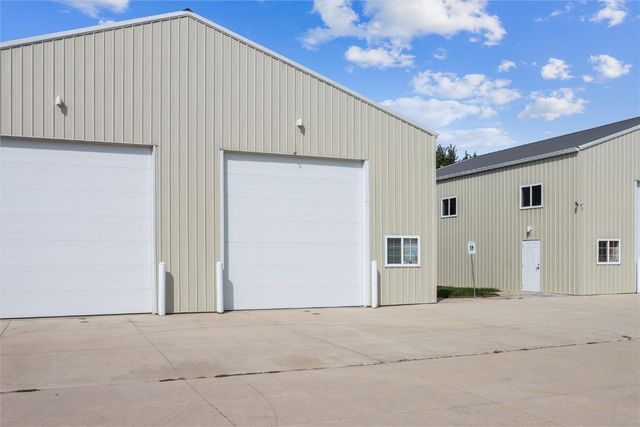 1174 Capital Drive SW B, Cedar Rapids, IA 52404