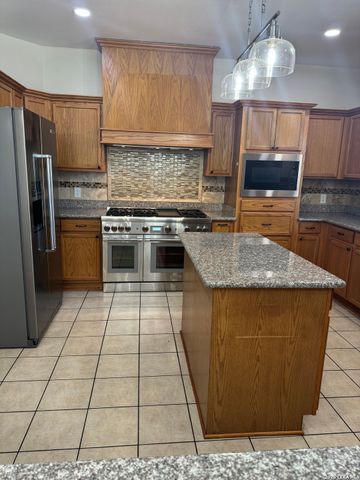 323 SHANNON RIDGE, Floresville, TX 78114