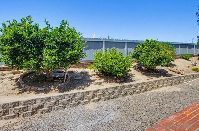 969 Chablis Ln, Vista, CA 92083