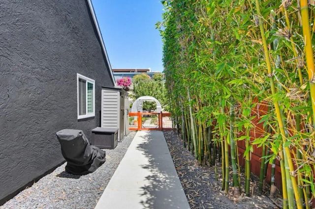 969 Chablis Ln, Vista, CA 92083