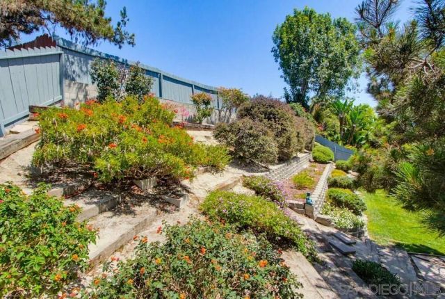 969 Chablis Ln, Vista, CA 92083