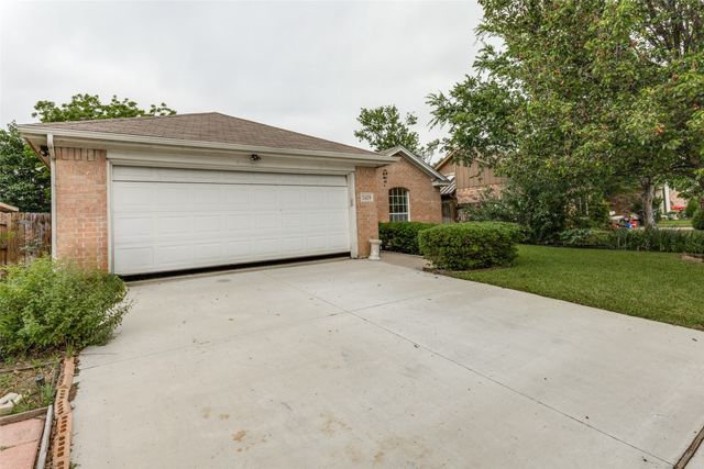 7429 Creekfall Drive, Fort Worth, TX 76137