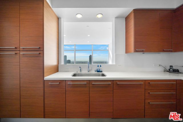 900 W Olympic Boulevard 32I, Los Angeles, CA 90015