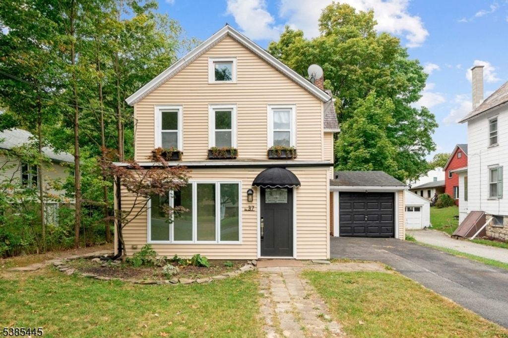 37 Foster St, Newton Town, NJ 07860