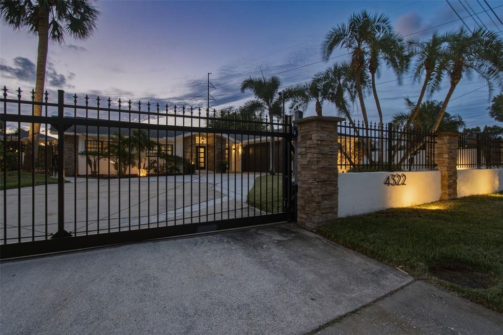 Image 11 of property listing at 4322 N RIVER VIEW AVENUE, Tampa, FL 33607