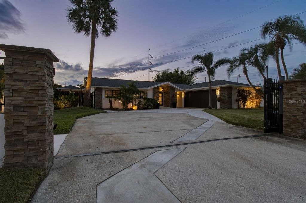 Image 12 of property listing at 4322 N RIVER VIEW AVENUE, Tampa, FL 33607