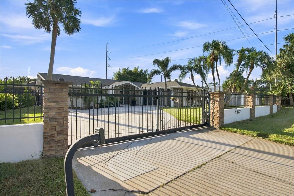Image 6 of property listing at 4322 N RIVER VIEW AVENUE, Tampa, FL 33607