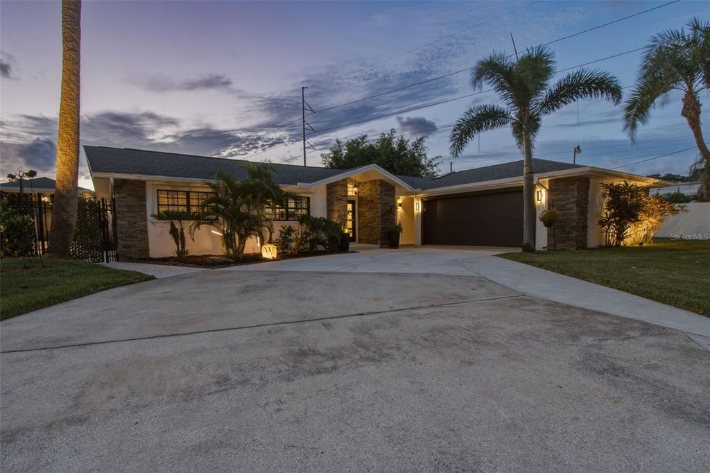 Image 7 of property listing at 4322 N RIVER VIEW AVENUE, Tampa, FL 33607