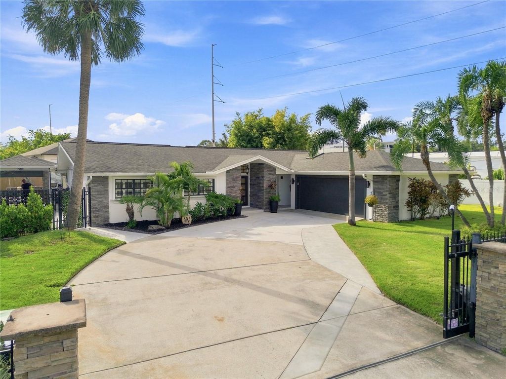 Image 8 of property listing at 4322 N RIVER VIEW AVENUE, Tampa, FL 33607