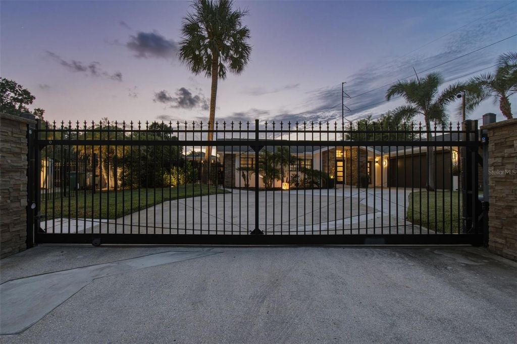 Image 10 of property listing at 4322 N RIVER VIEW AVENUE, Tampa, FL 33607
