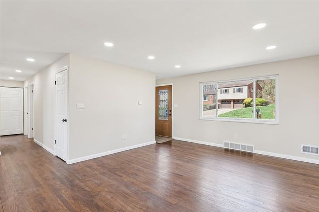 826 Blue Ridge Rd, Plum Boro, PA 15239