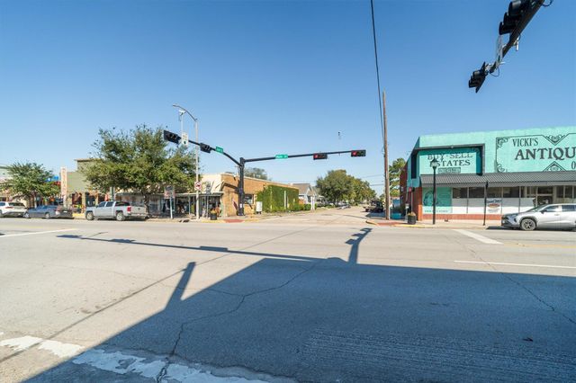 523 N 1st Street, La Porte, TX 77571