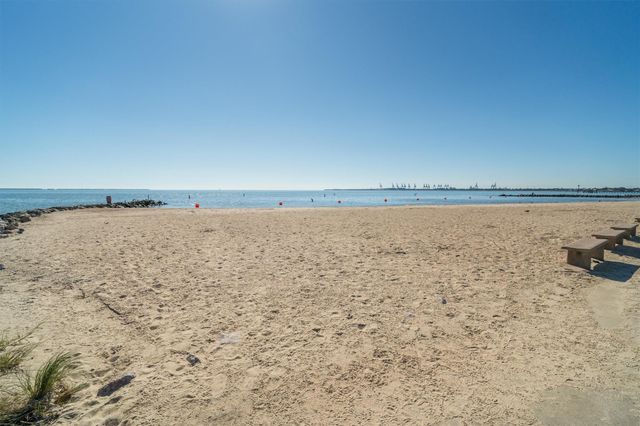 523 N 1st Street, La Porte, TX 77571