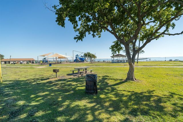 523 N 1st Street, La Porte, TX 77571