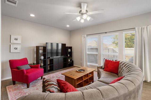 523 N 1st Street, La Porte, TX 77571