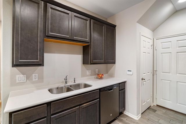 523 N 1st Street, La Porte, TX 77571