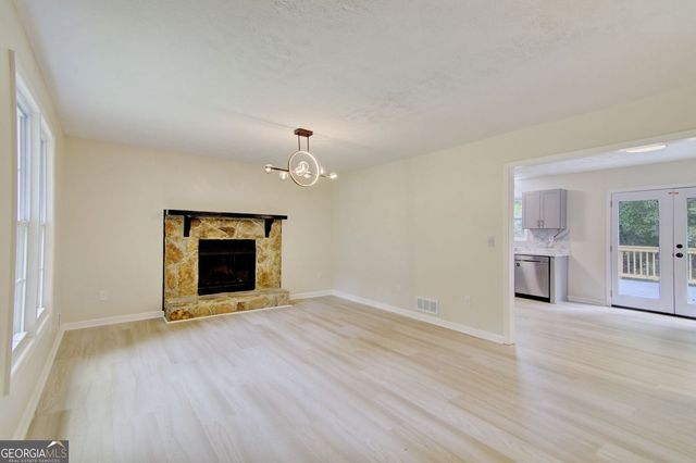 18 Regal Way NW, Lawrenceville, GA 30044
