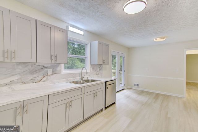 18 Regal Way NW, Lawrenceville, GA 30044