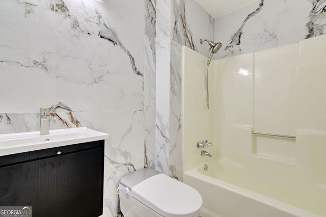 18 Regal Way NW, Lawrenceville, GA 30044