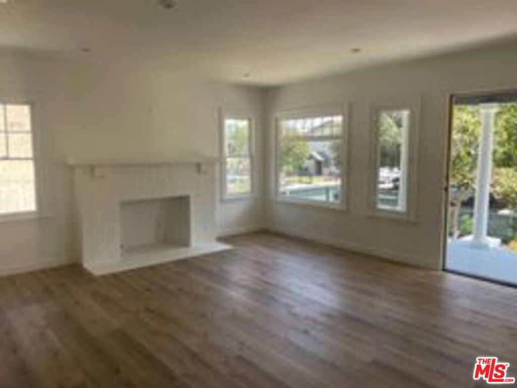 Image 15 of property listing at 821 N Harvard Boulevard, Los Angeles, CA 90029