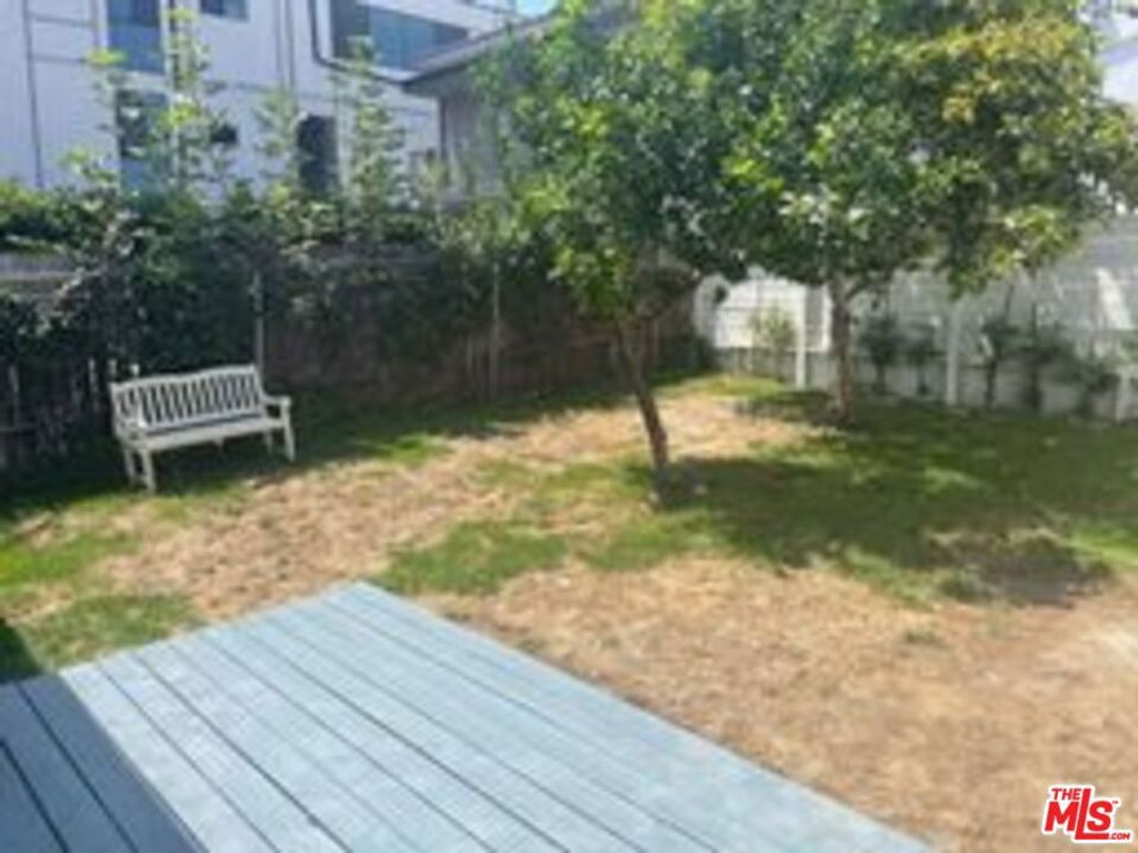 Image 20 of property listing at 821 N Harvard Boulevard, Los Angeles, CA 90029